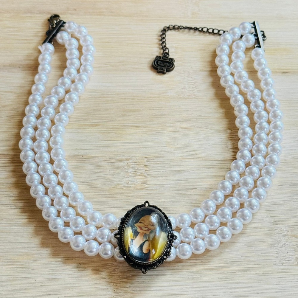 Disney Villains Cruella Deville Cameo Necklace Triple Pearl Strand choker 17.5"